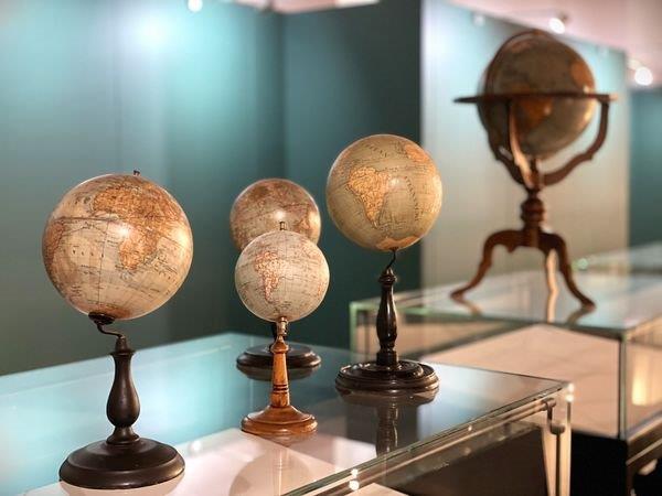 „Pomiary i obrazy ziemi. Mapa, globus, atlas” - wystawa